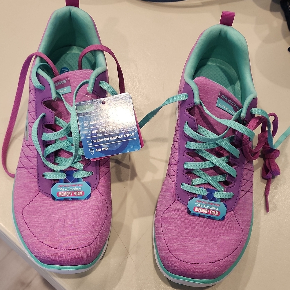 NWT 9 Womens Skechers Lavender and Aqua Athletic Shoes